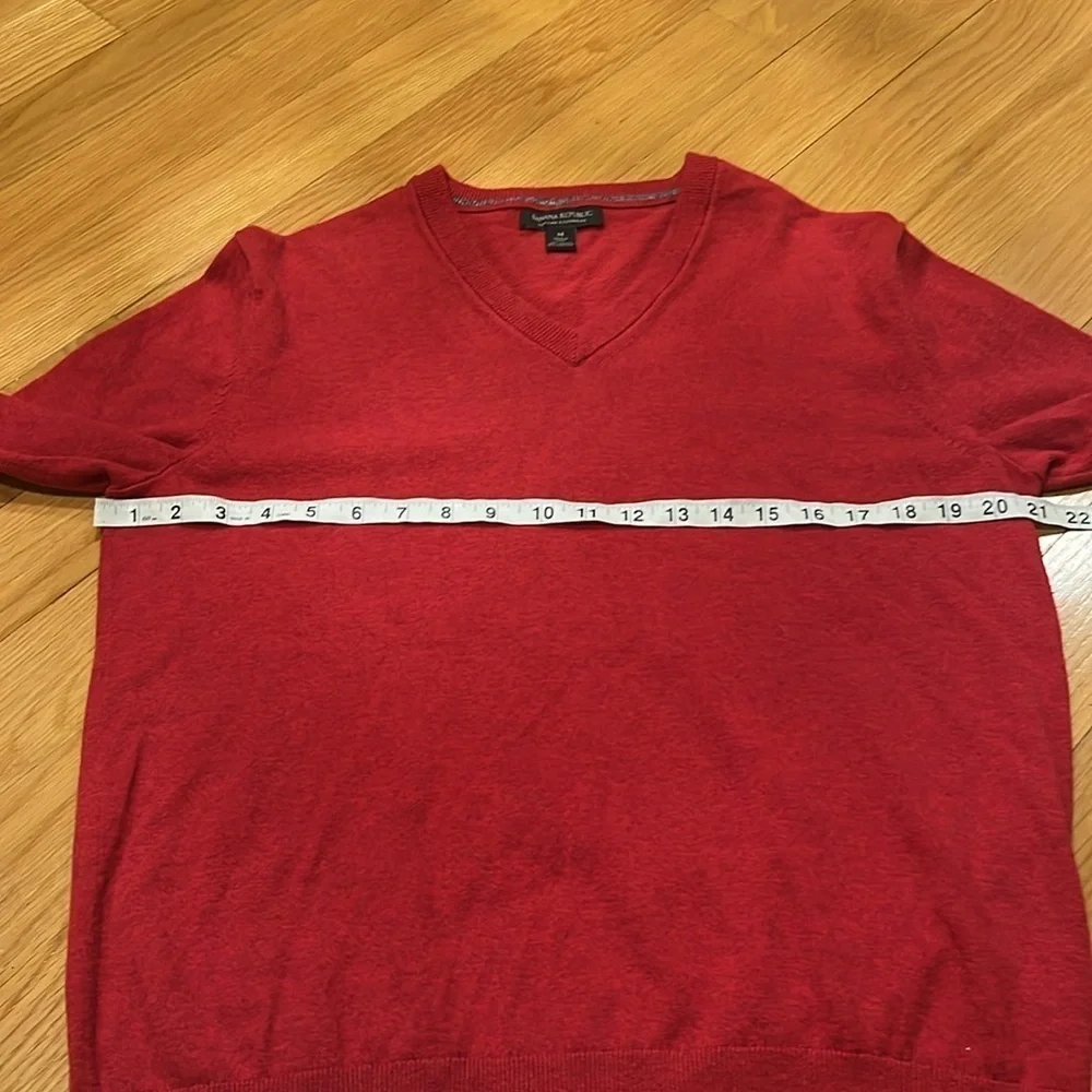 Bananan Republic men’s red cotton / cashmere blend vneck sweater size medium.